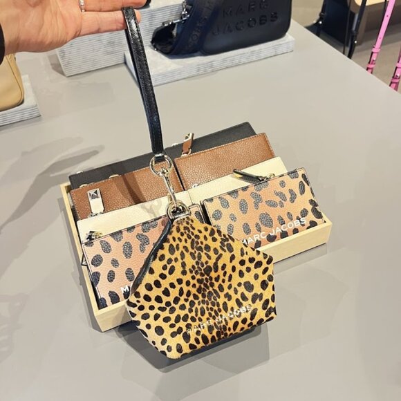 Marc Jacobs Geometric Leather Whislet Pouch 4F5SCP089S01 - Picture 1 of 10